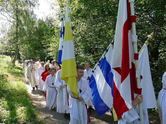 Festgottesdienst zum 1.000 Todestag des Heiligen Heimerads auf dem Hasunger Berg (Foto: Karl-Franz Thiede) Festgottesdienst zum 1.000 Todestag des Heiligen Heimerads auf dem Hasunger Berg (Foto: Karl-Franz Thiede)